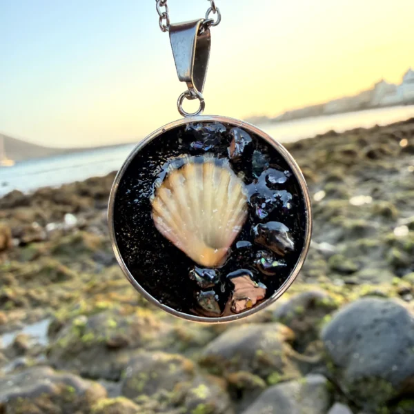 Colgante artesanal con conchas naturales en acero inoxidable plateado inspirada en Tenerife