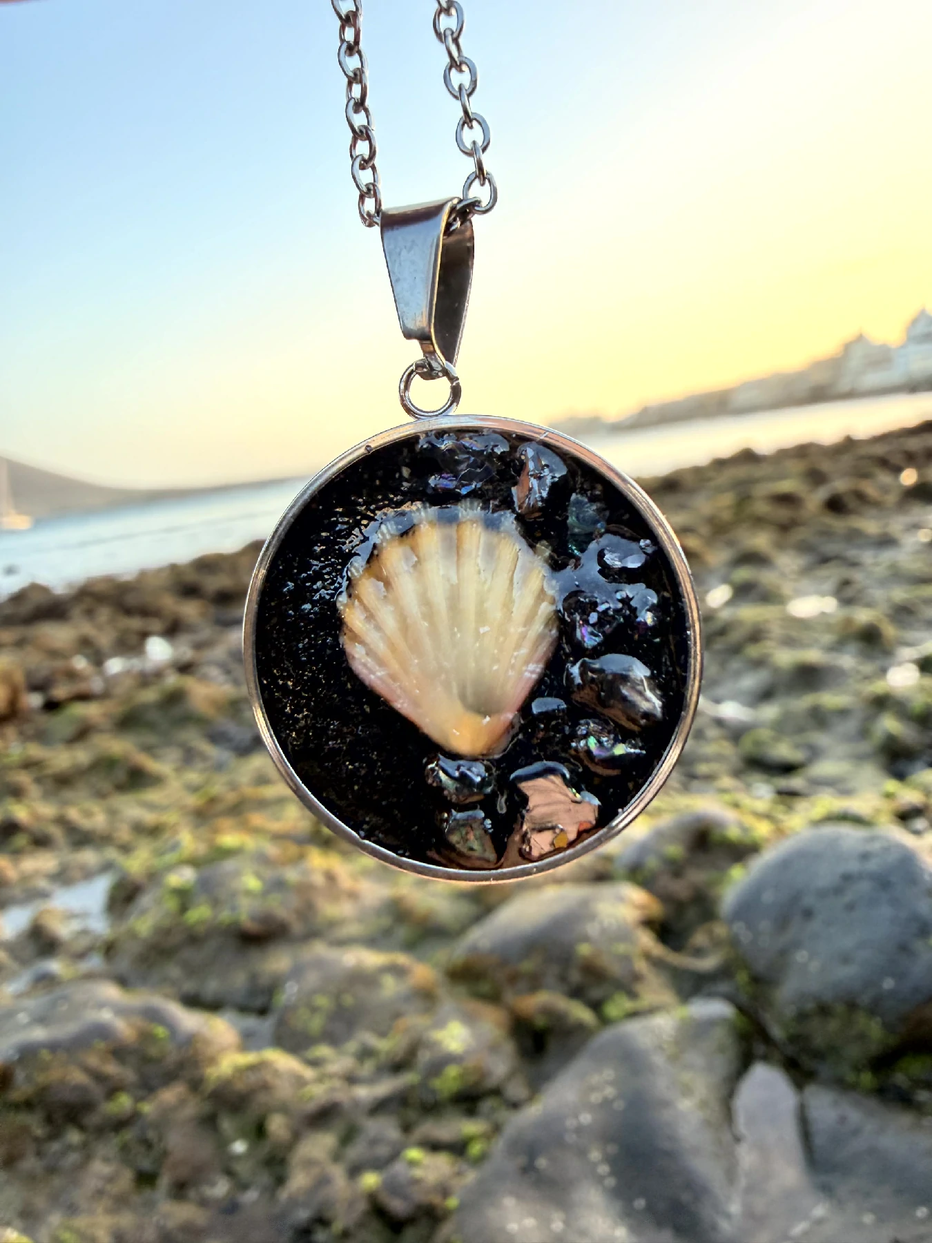 Colgante artesanal con conchas naturales en acero inoxidable plateado inspirada en Tenerife