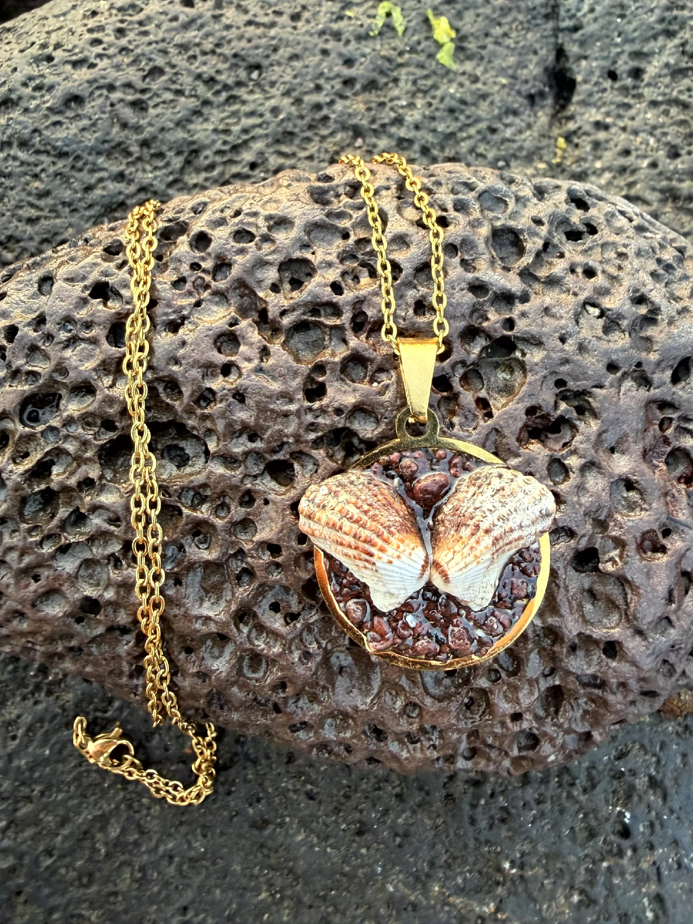 Colgante artesanal con conchas naturales en acero inoxidable dorado inspirada en Tenerife