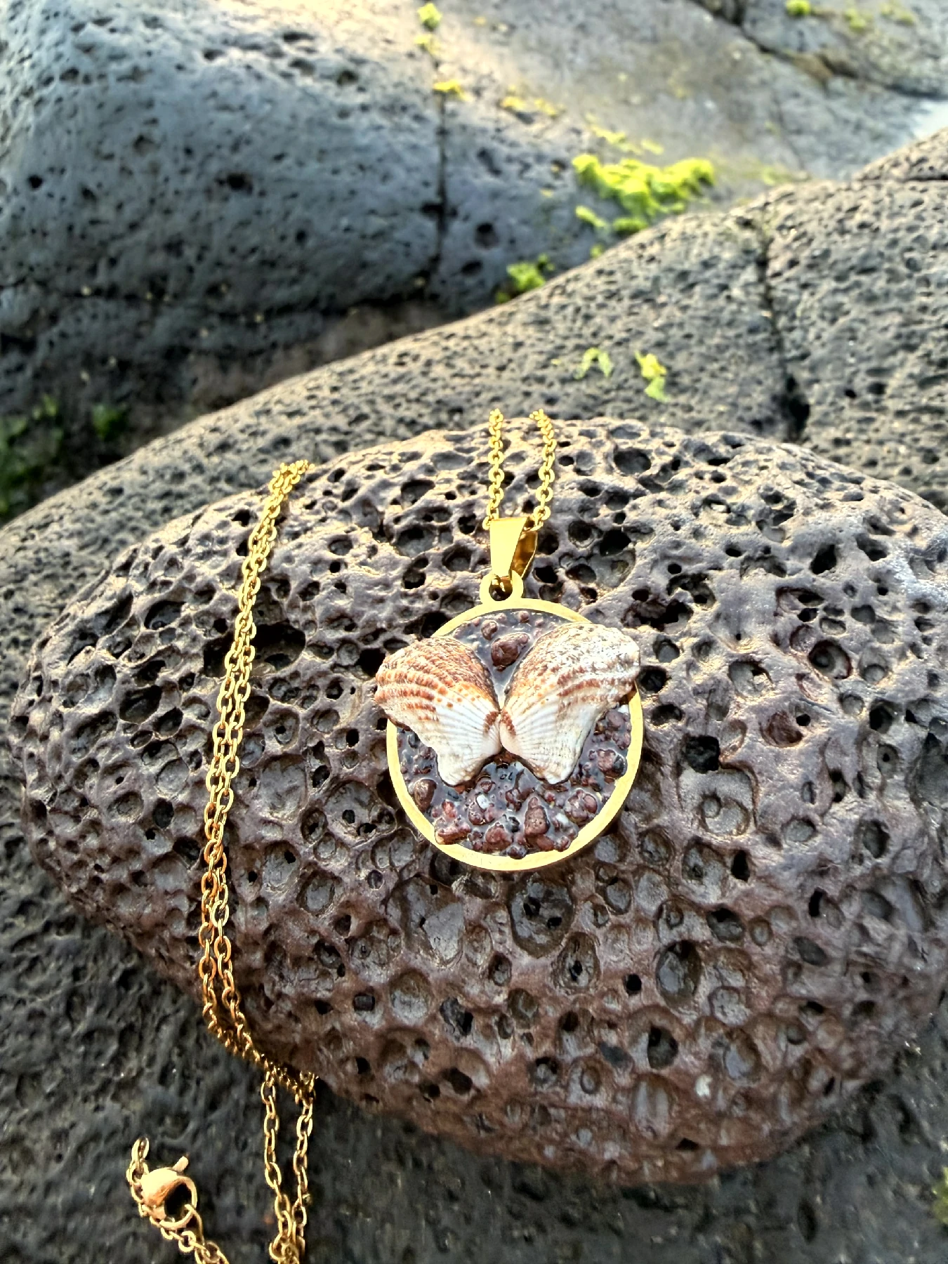 Colgante artesanal con conchas naturales en acero inoxidable dorado inspirada en Tenerife