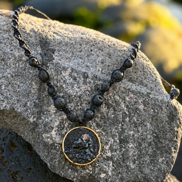 Colgante artesanal con feldespato volcánico en acero inoxidable dorado de la Colección Feldespato Volcánico inspirada en Tenerife
