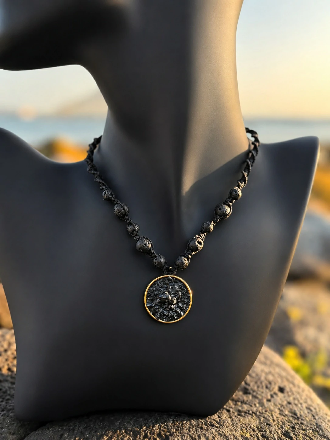 Colgante artesanal con feldespato volcánico en acero inoxidable dorado de la Colección Feldespato Volcánico inspirada en Tenerife