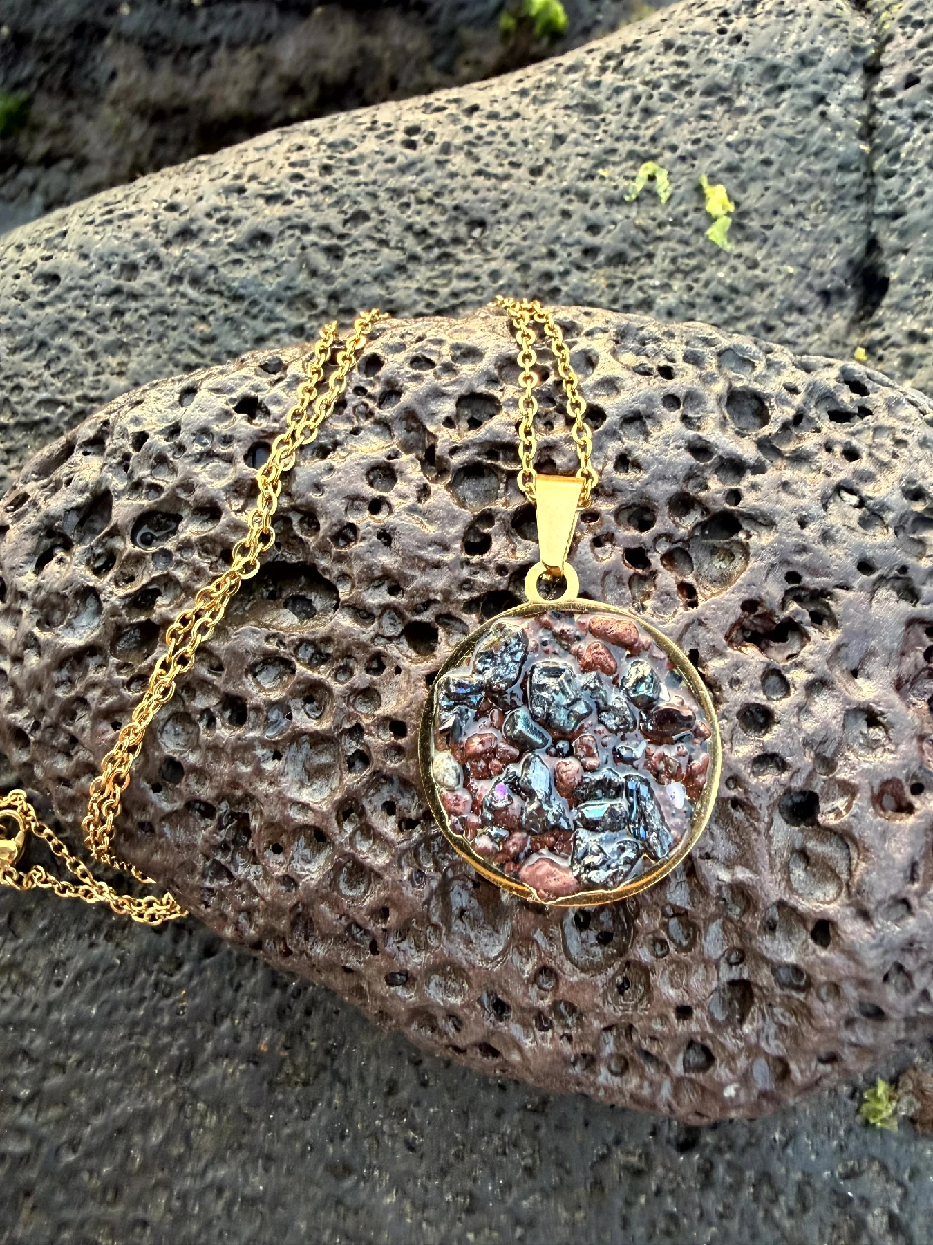 Colgante artesanal con feldespato volcánico en acero inoxidable dorado de la Colección Feldespato Volcánico inspirada en Tenerife