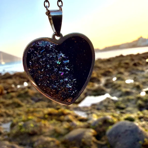 Colgante artesanal con feldespato volcánico en acero inoxidable plateado de la Colección Feldespato Volcánico inspirada en Tenerife