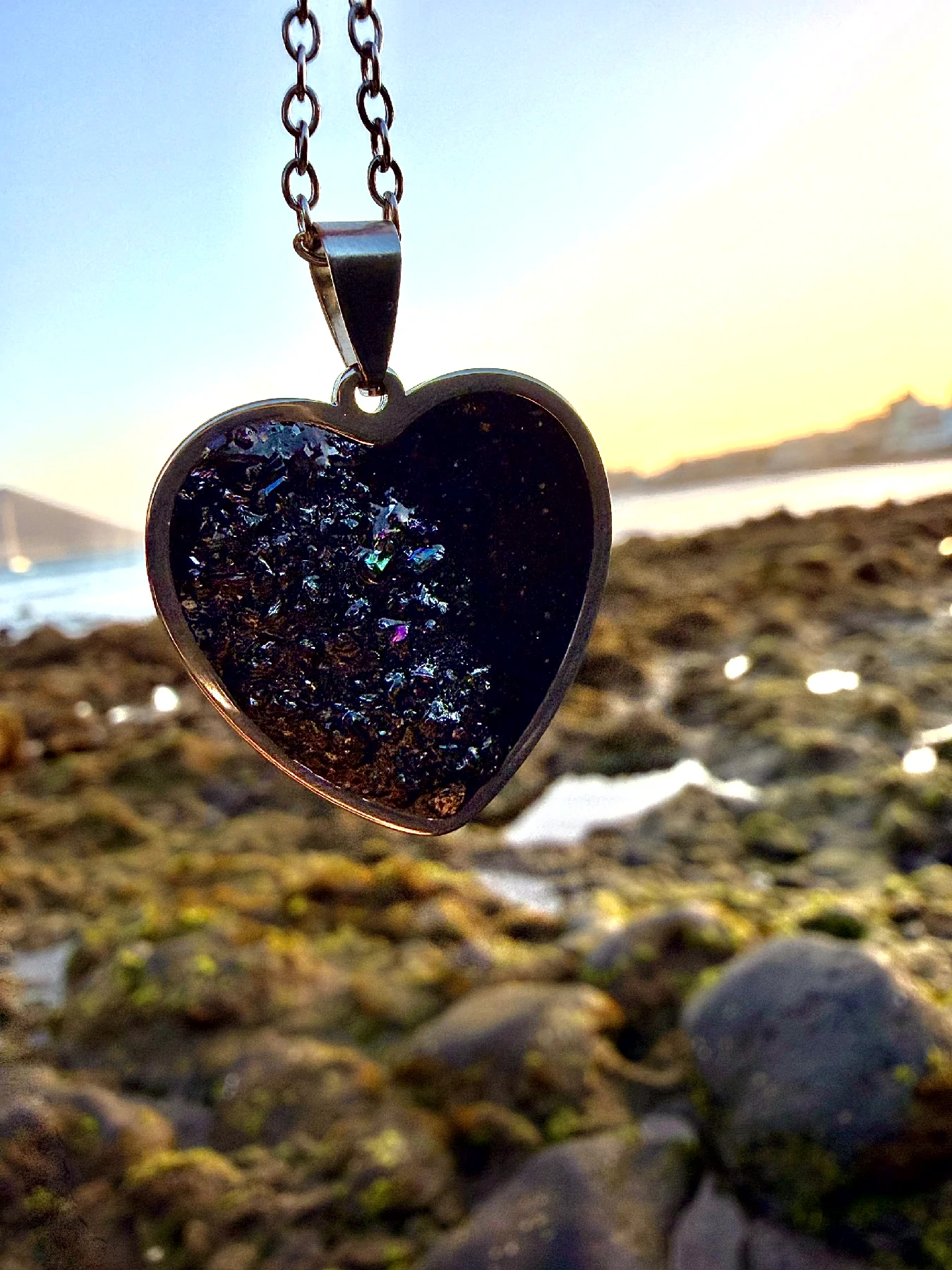 Colgante artesanal con feldespato volcánico en acero inoxidable plateado de la Colección Feldespato Volcánico inspirada en Tenerife