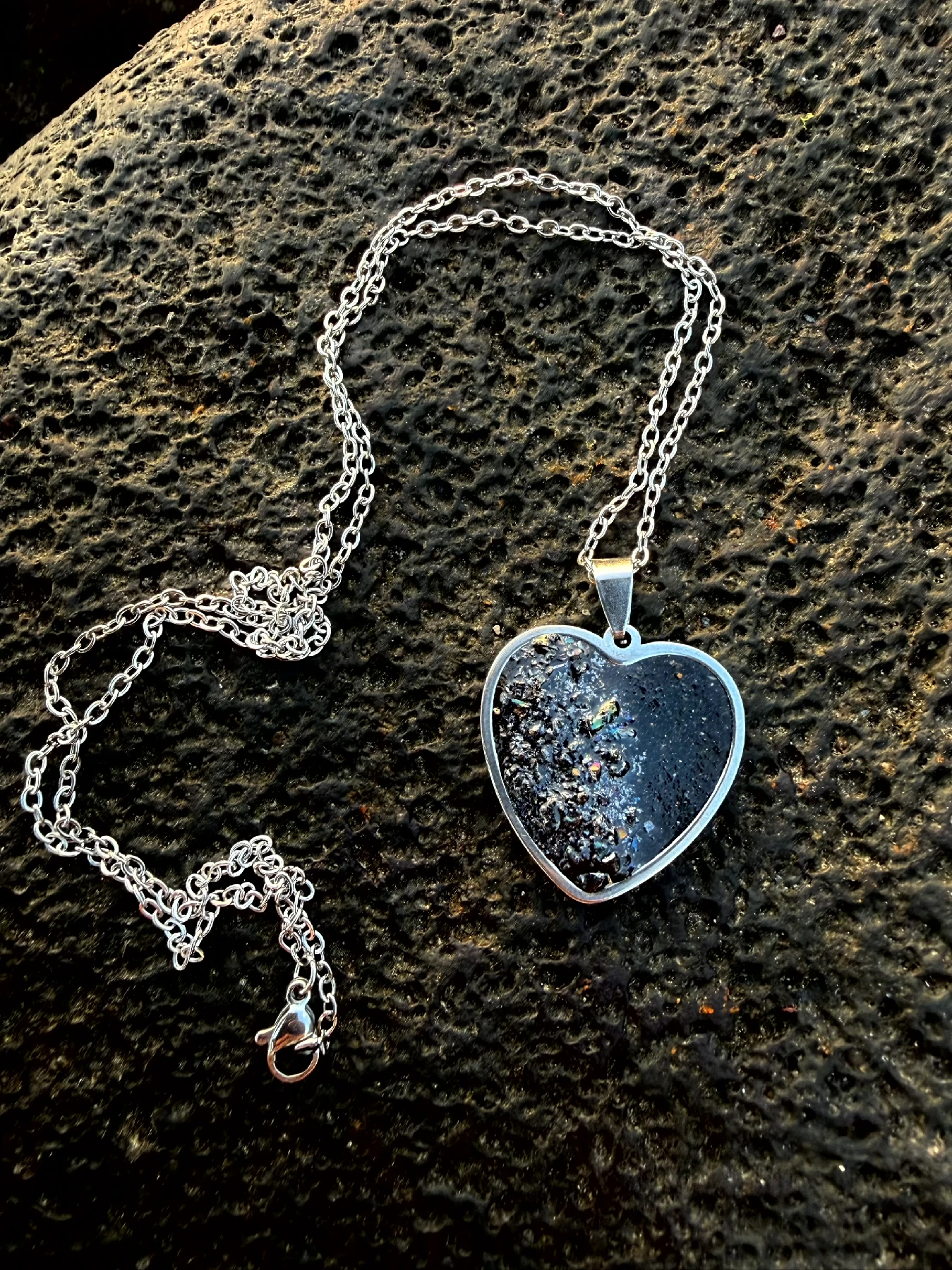 Colgante artesanal con feldespato volcánico en acero inoxidable plateado de la Colección Feldespato Volcánico inspirada en Tenerife