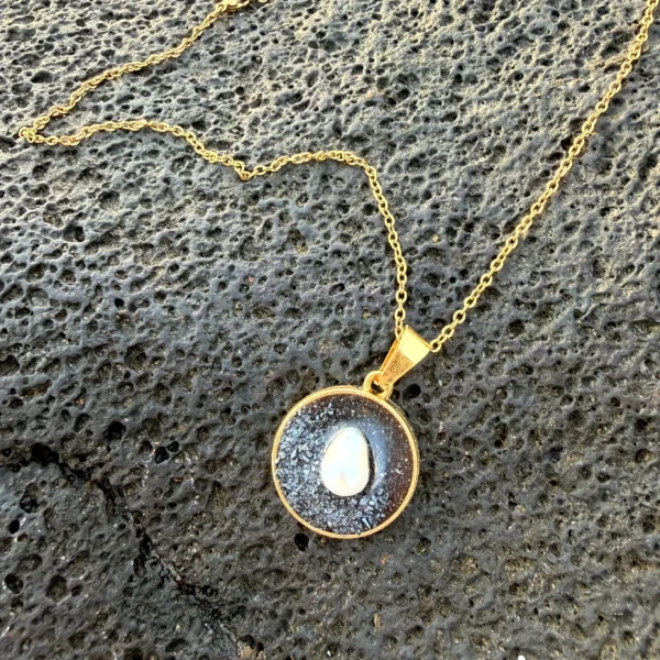 Colgante artesanal con perlas en acero inoxidable dorado inspirada en Tenerife