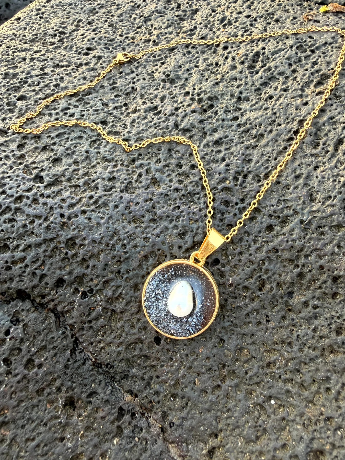 Colgante artesanal con perlas en acero inoxidable dorado inspirada en Tenerife