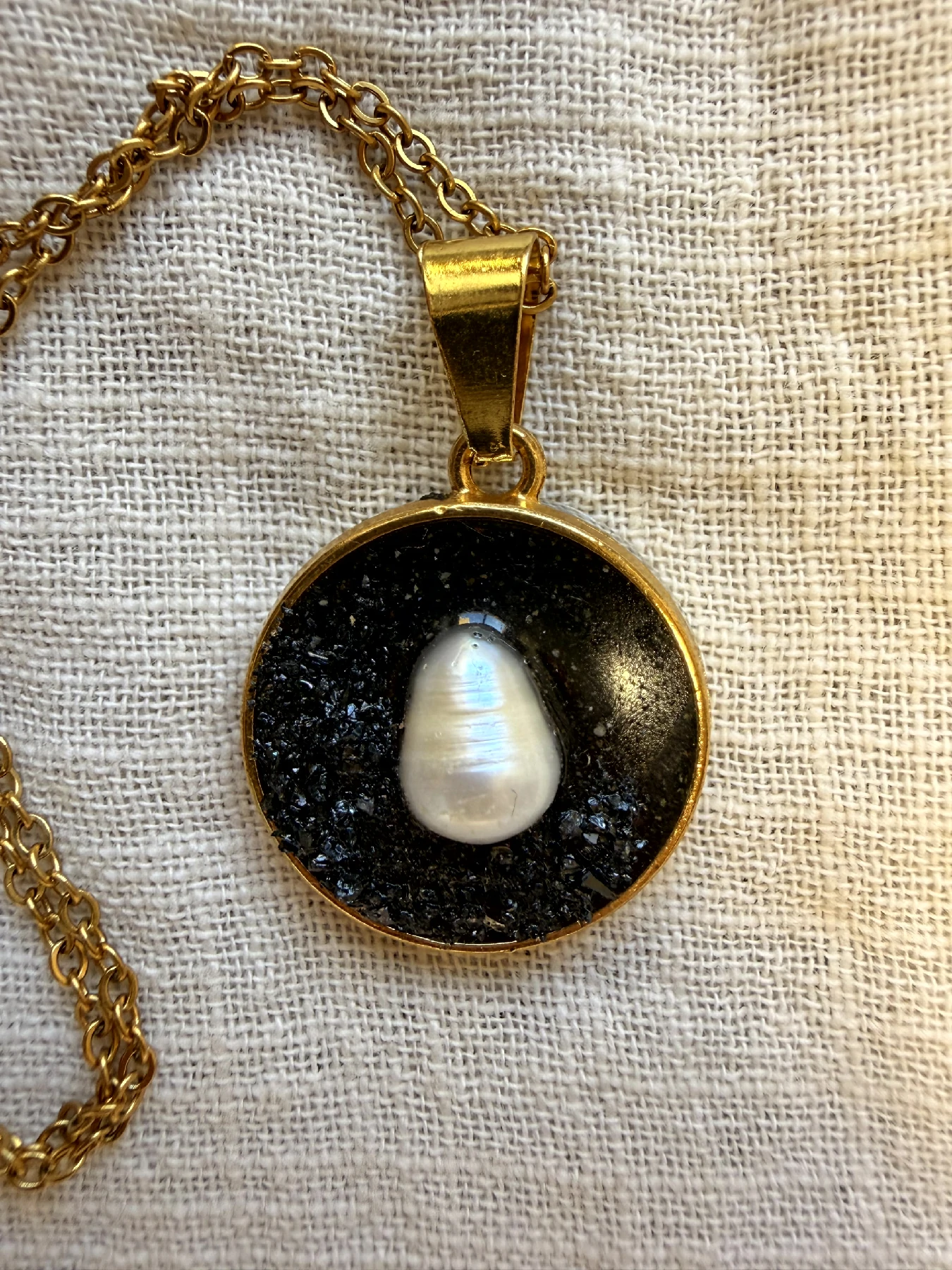 Colgante artesanal con perlas en acero inoxidable dorado inspirada en Tenerife