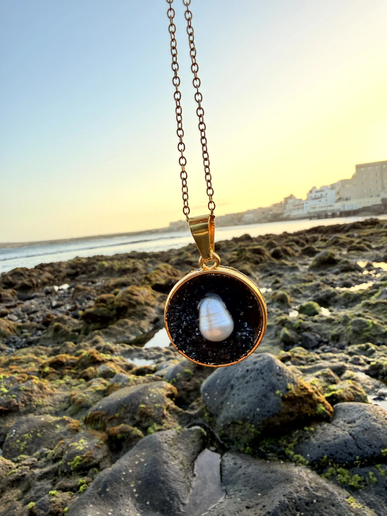 Colgante artesanal con perlas en acero inoxidable dorado inspirada en Tenerife