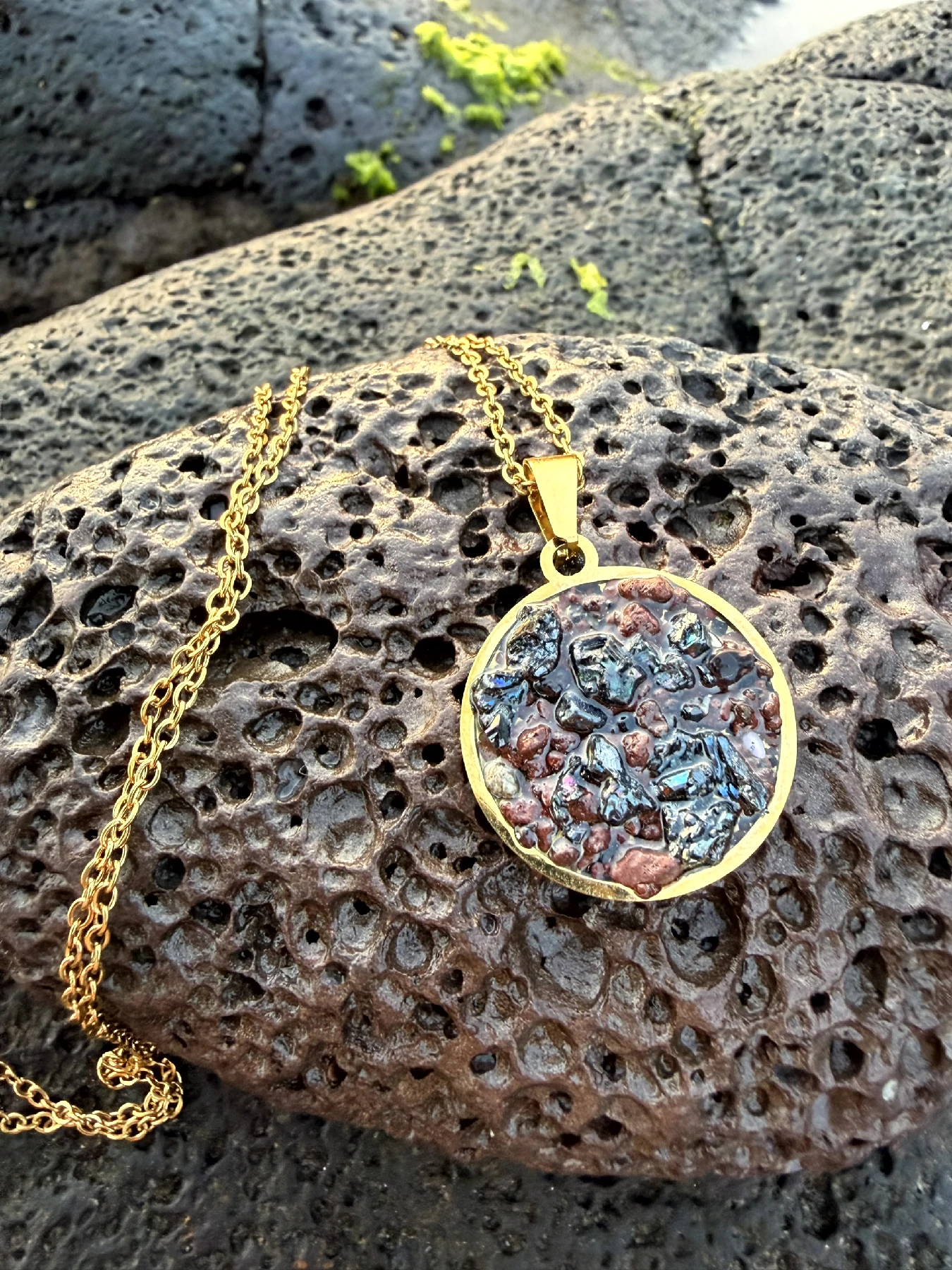 Colgante artesanal con feldespato volcánico en acero inoxidable dorado de la Colección Feldespato Volcánico inspirada en Tenerife
