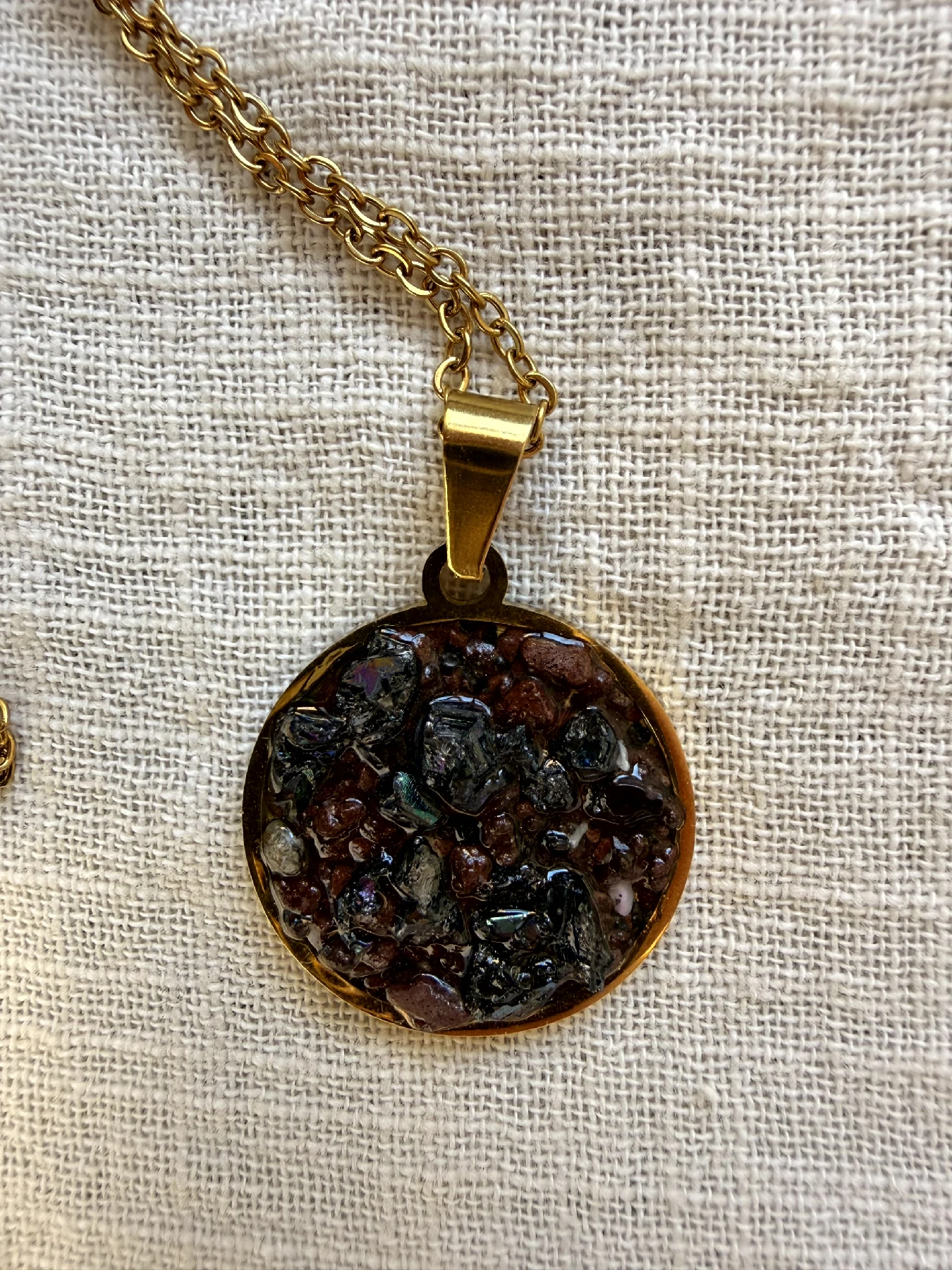 Colgante artesanal con feldespato volcánico en acero inoxidable dorado de la Colección Feldespato Volcánico inspirada en Tenerife
