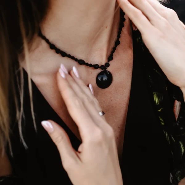 Collar artesanal con arena volcánica negra en acero inoxidable negro de la Colección Arena Negra inspirada en Tenerife
