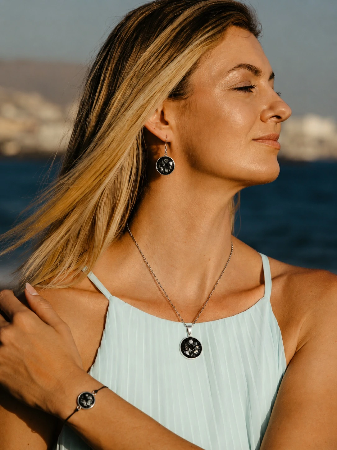 Pendientes de arena negra con acero inoxidable plateado