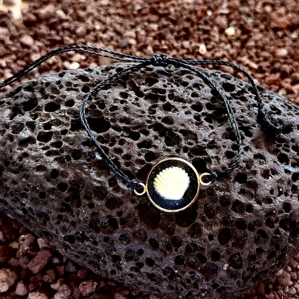 Pulsera artesanal con conchas naturales en acero inoxidable dorado inspirada en Tenerife