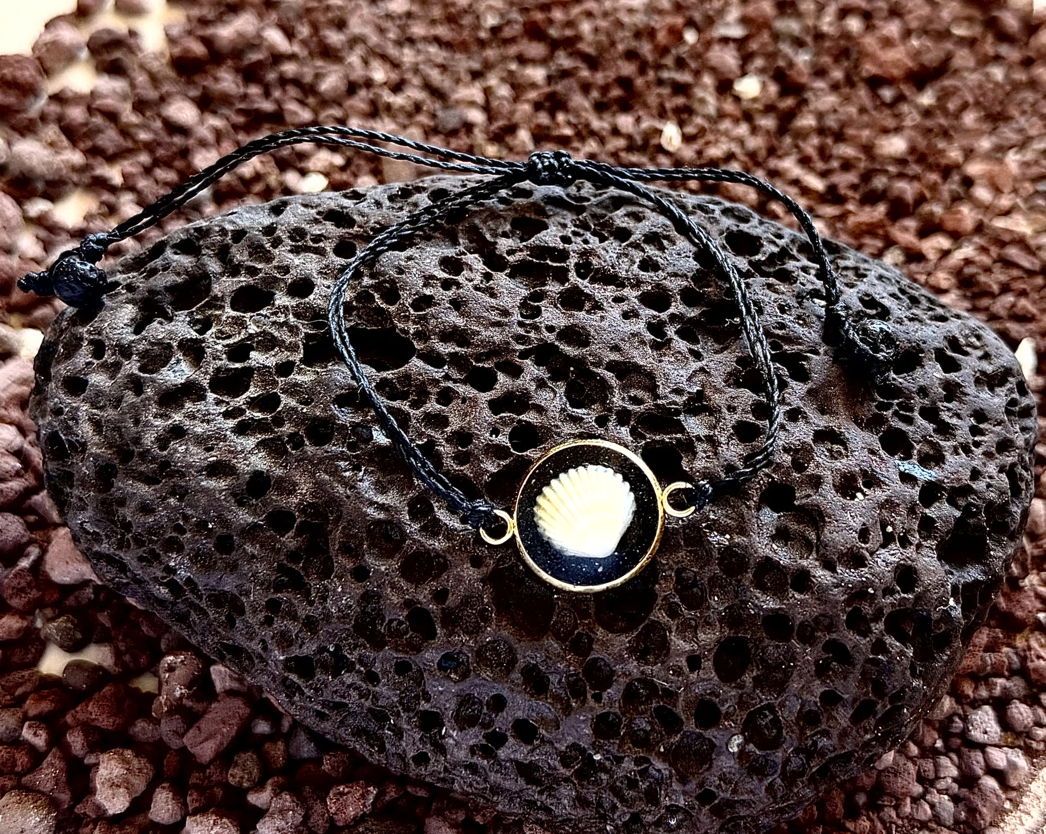 Pulsera artesanal con conchas naturales en acero inoxidable dorado inspirada en Tenerife