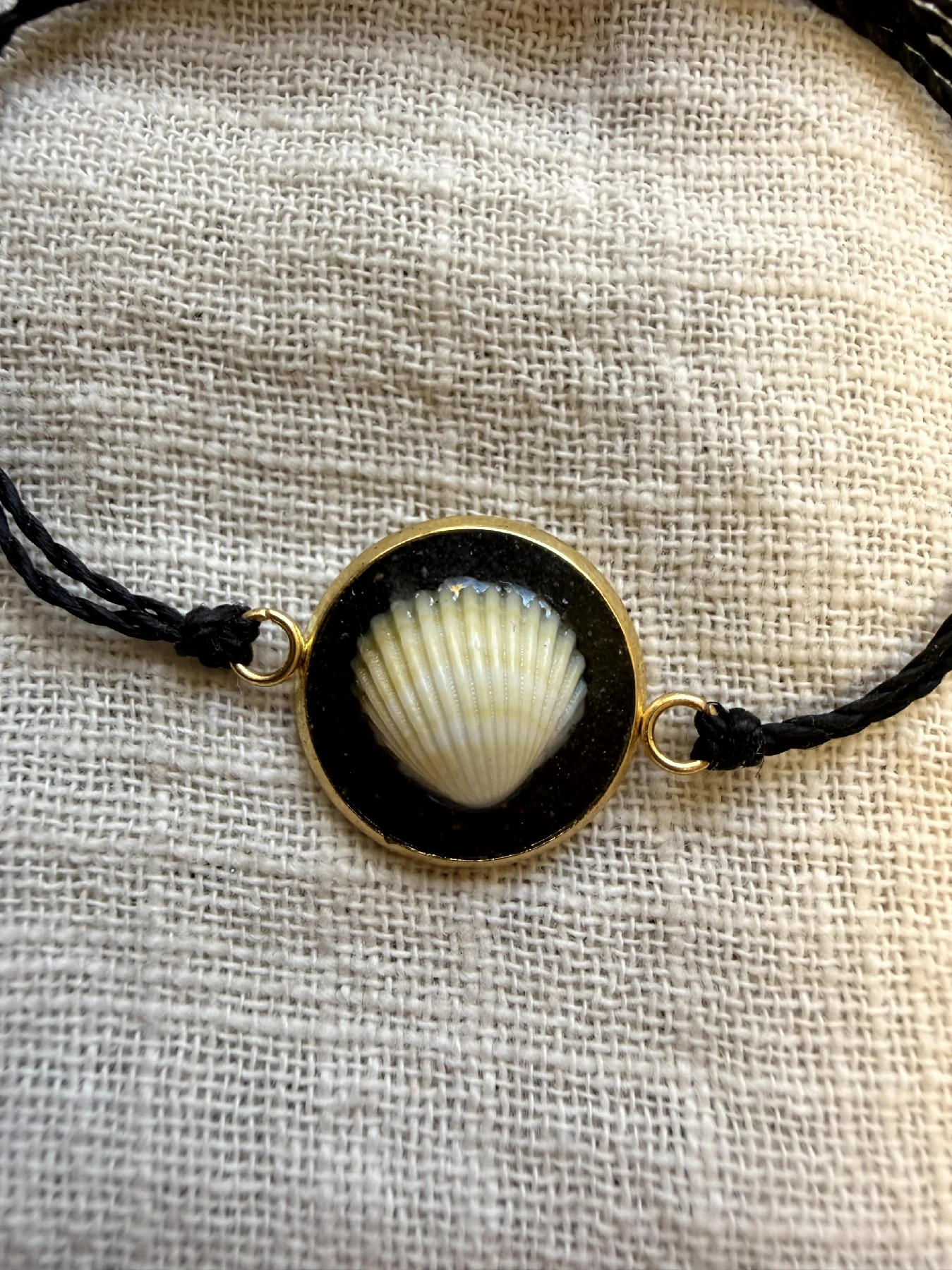 Pulsera artesanal con conchas naturales en acero inoxidable dorado inspirada en Tenerife
