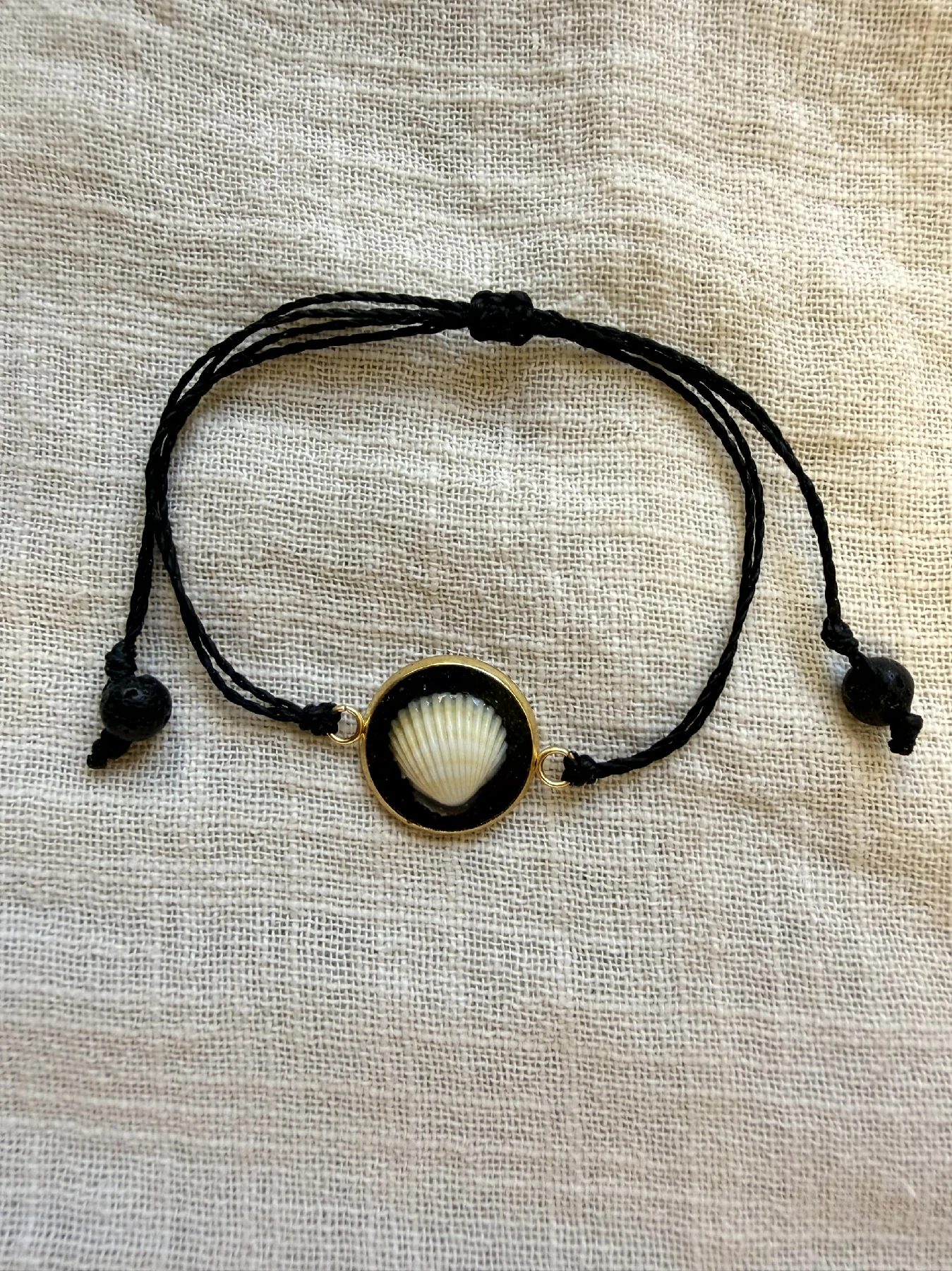 Pulsera artesanal con conchas naturales en acero inoxidable dorado inspirada en Tenerife