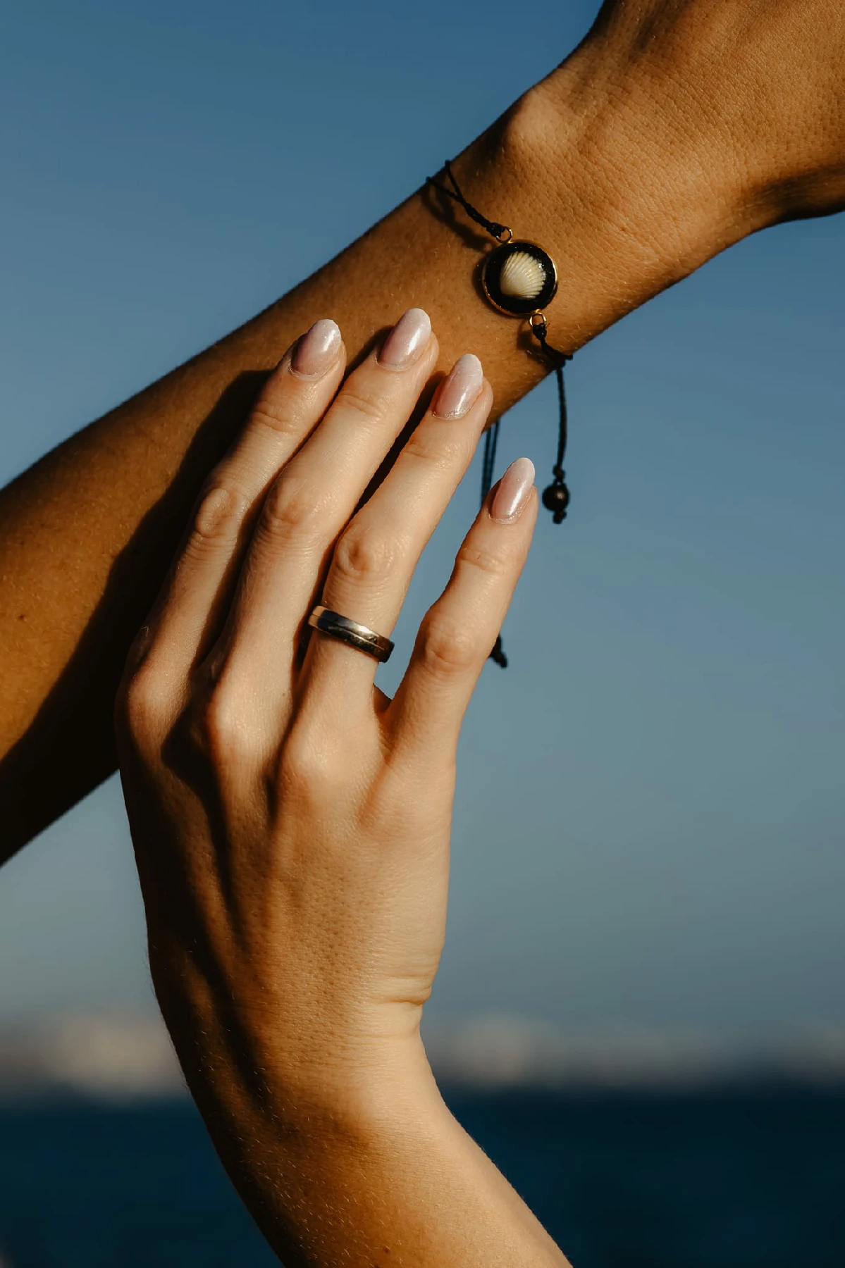 Pulsera artesanal con conchas naturales en acero inoxidable dorado inspirada en Tenerife