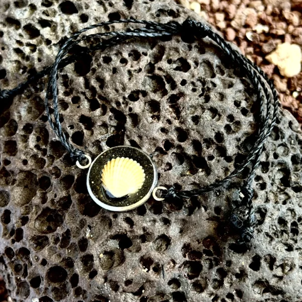 Pulsera artesanal con conchas naturales en acero inoxidable plateado inspirada en Tenerife