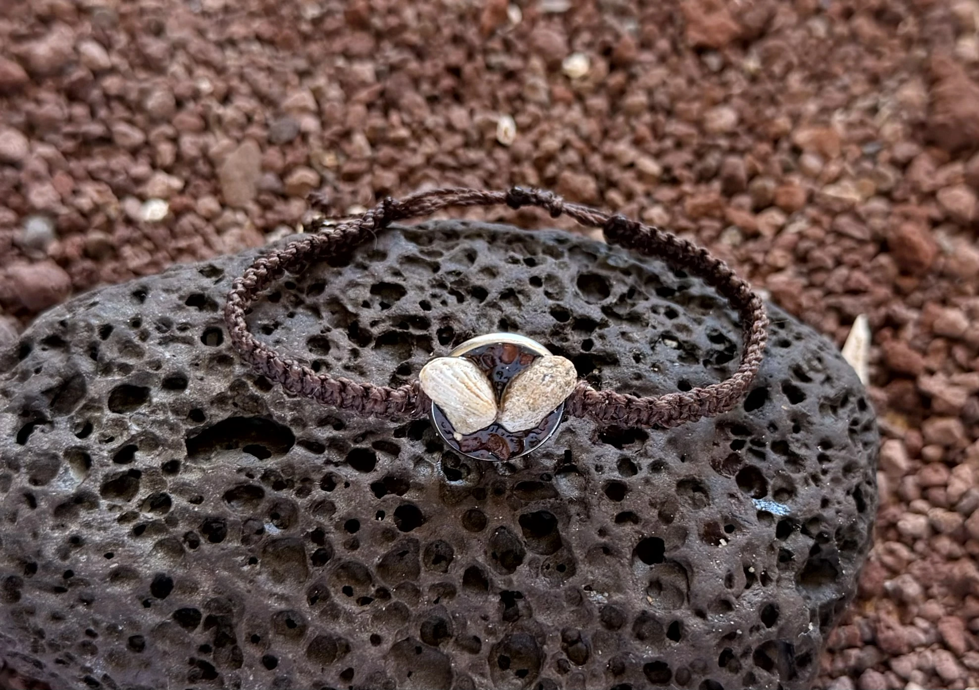 Pulsera con concha natural y acero inoxidable plateado arena roja