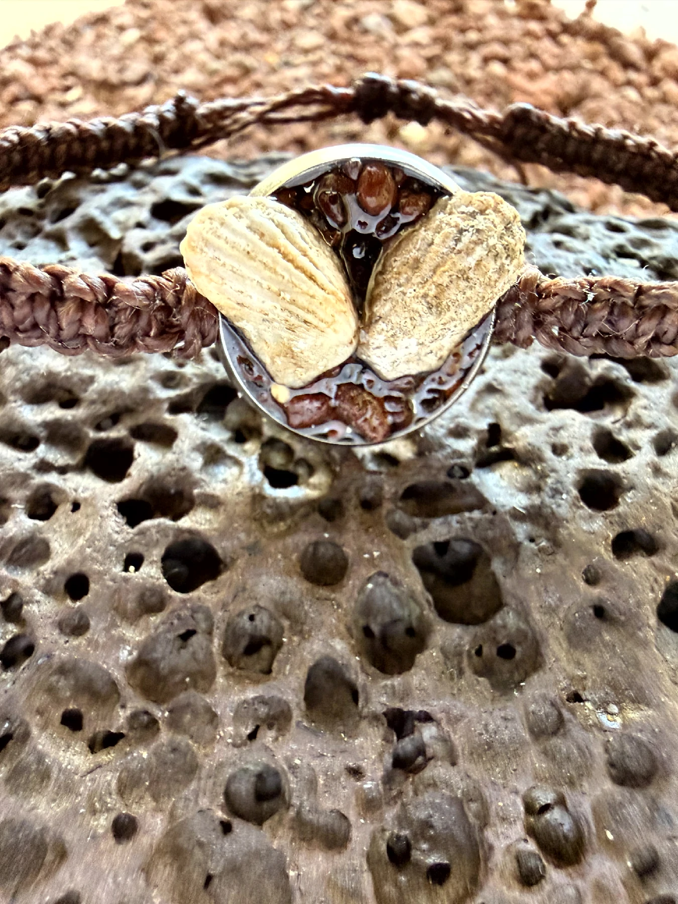 Pulsera con concha natural y acero inoxidable plateado arena roja - Imagen 3