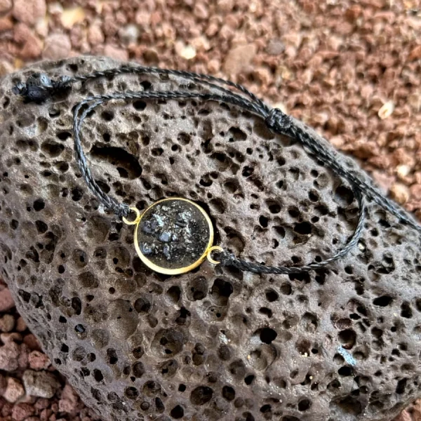 Pulsera artesanal con feldespato volcánico en acero inoxidable dorado de la Colección Feldespato Volcánico inspirada en Tenerife