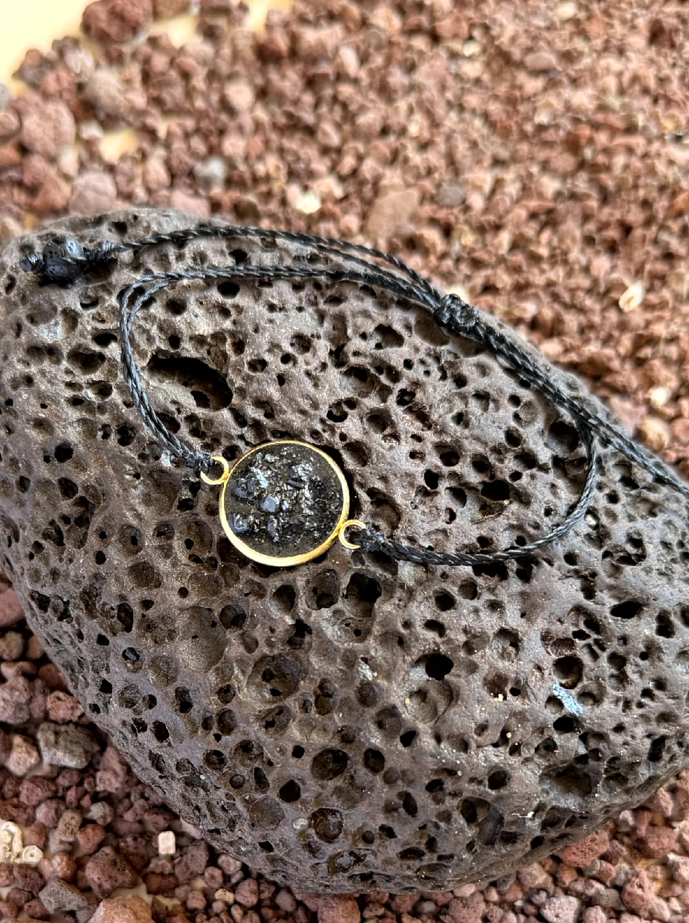 Pulsera artesanal con feldespato volcánico en acero inoxidable dorado de la Colección Feldespato Volcánico inspirada en Tenerife