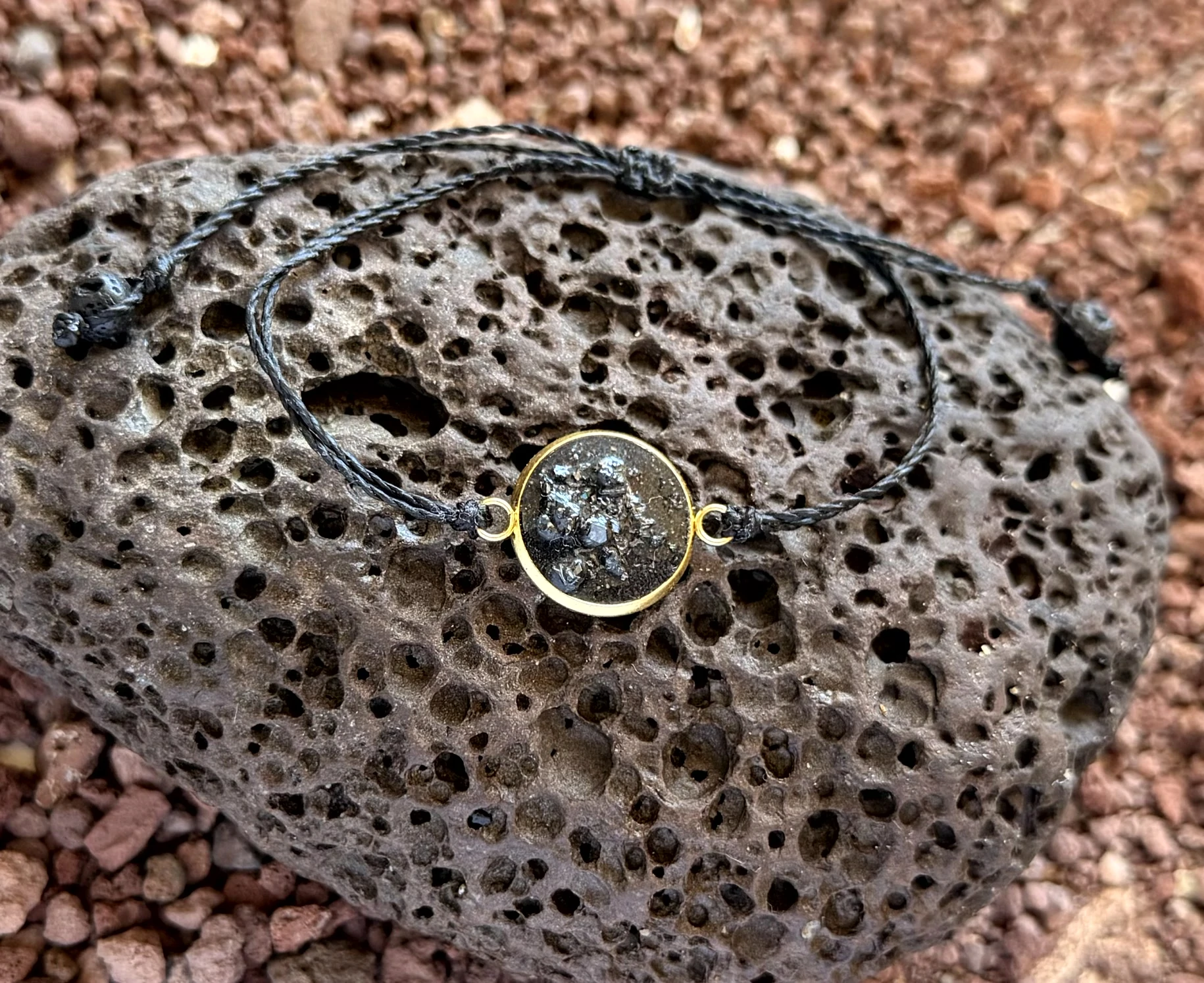 Pulsera artesanal con feldespato volcánico en acero inoxidable dorado de la Colección Feldespato Volcánico inspirada en Tenerife