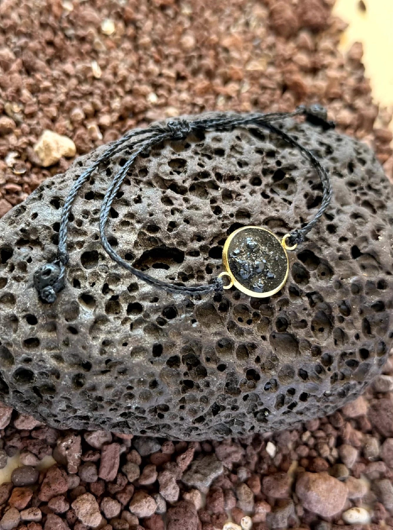 Pulsera artesanal con feldespato volcánico en acero inoxidable dorado de la Colección Feldespato Volcánico inspirada en Tenerife