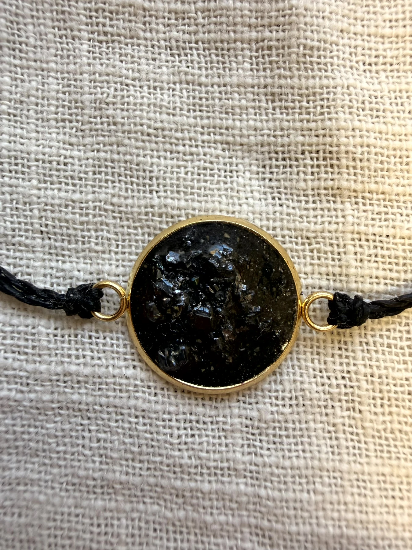 Pulsera artesanal con feldespato volcánico en acero inoxidable dorado de la Colección Feldespato Volcánico inspirada en Tenerife