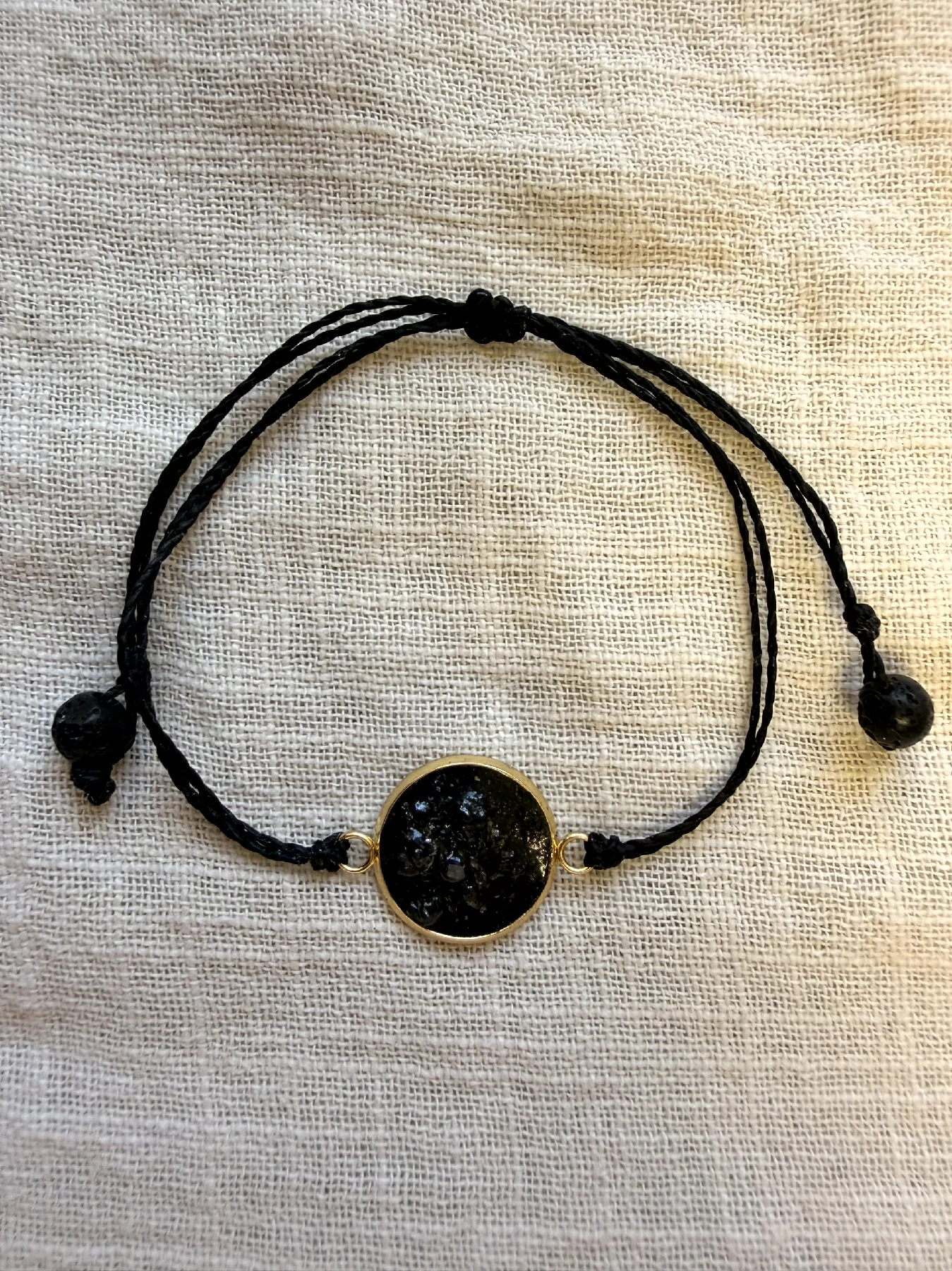 Pulsera artesanal con feldespato volcánico en acero inoxidable dorado de la Colección Feldespato Volcánico inspirada en Tenerife