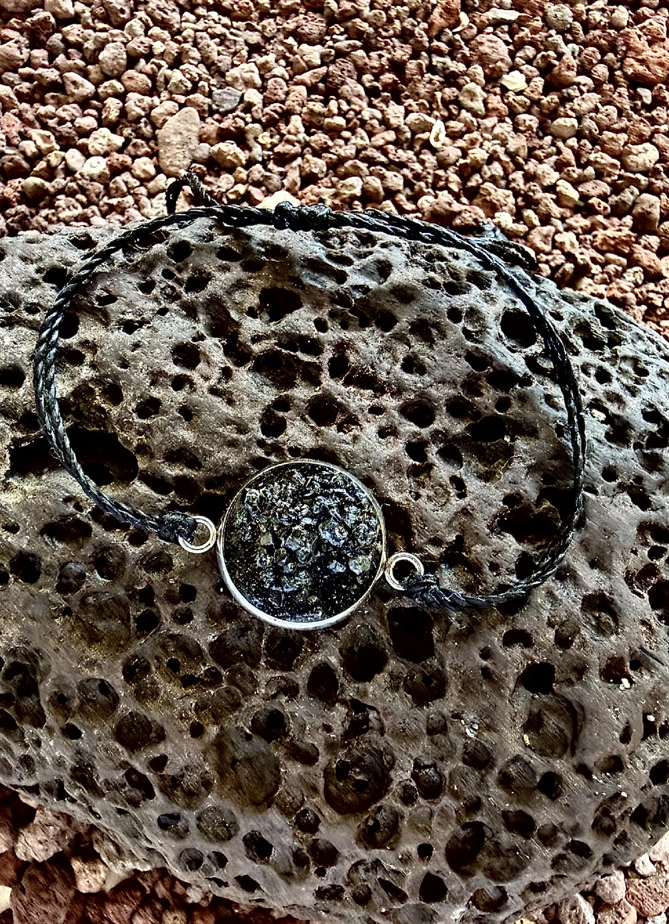 Pulsera artesanal con feldespato volcánico en acero inoxidable plateado de la Colección Feldespato Volcánico inspirada en Tenerife