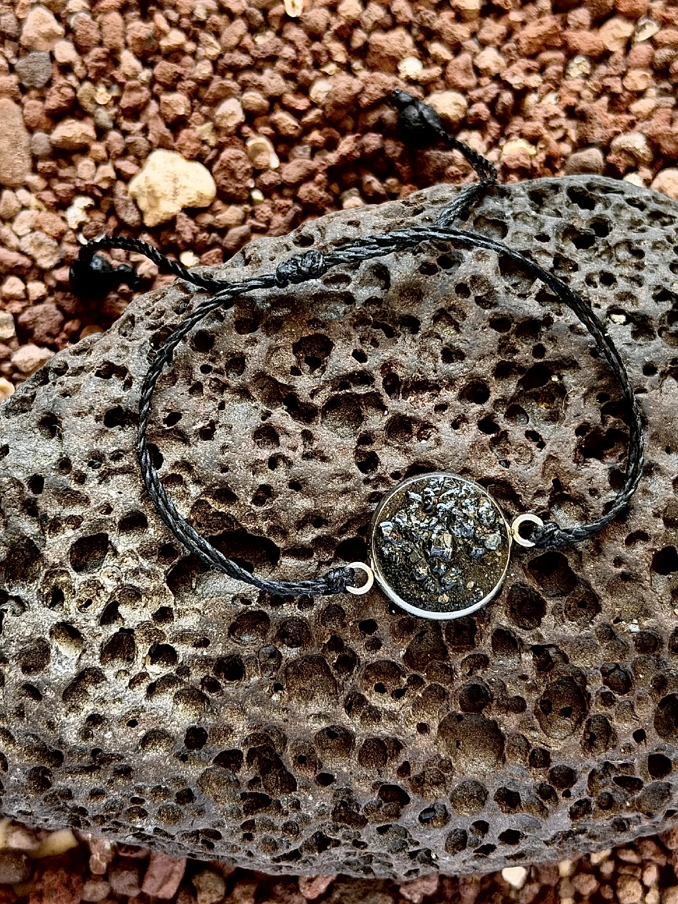 Pulsera artesanal con feldespato volcánico en acero inoxidable plateado de la Colección Feldespato Volcánico inspirada en Tenerife