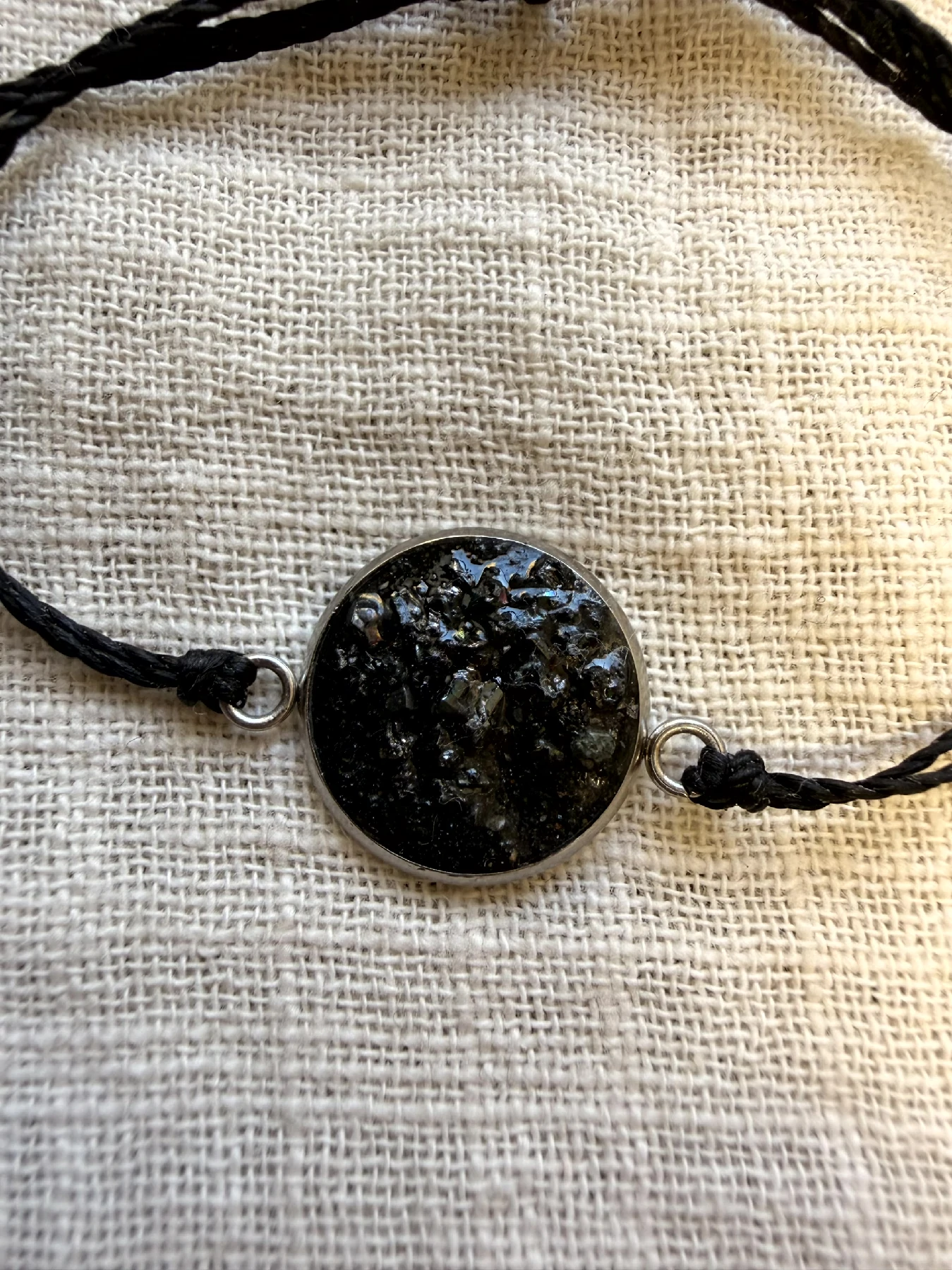 Pulsera artesanal con feldespato volcánico en acero inoxidable plateado de la Colección Feldespato Volcánico inspirada en Tenerife