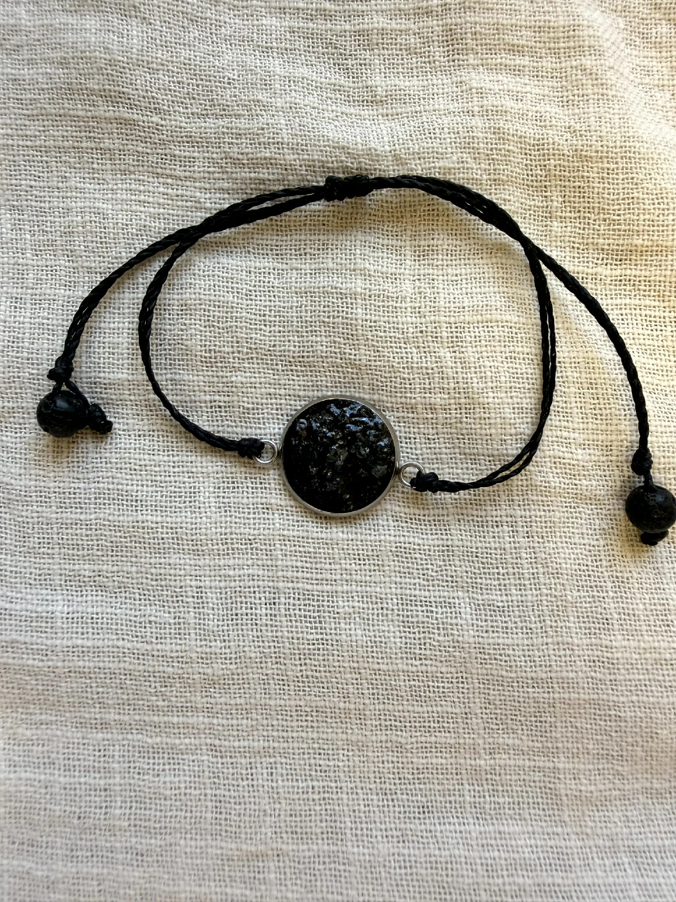 Pulsera artesanal con feldespato volcánico en acero inoxidable plateado de la Colección Feldespato Volcánico inspirada en Tenerife