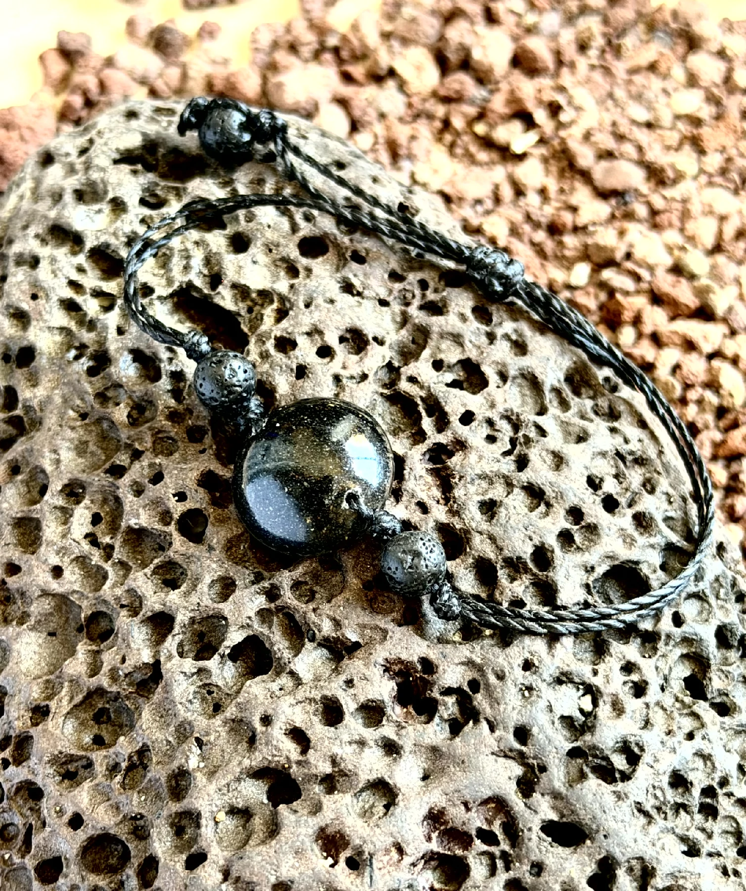 Pulsera de arena negra con cabujón