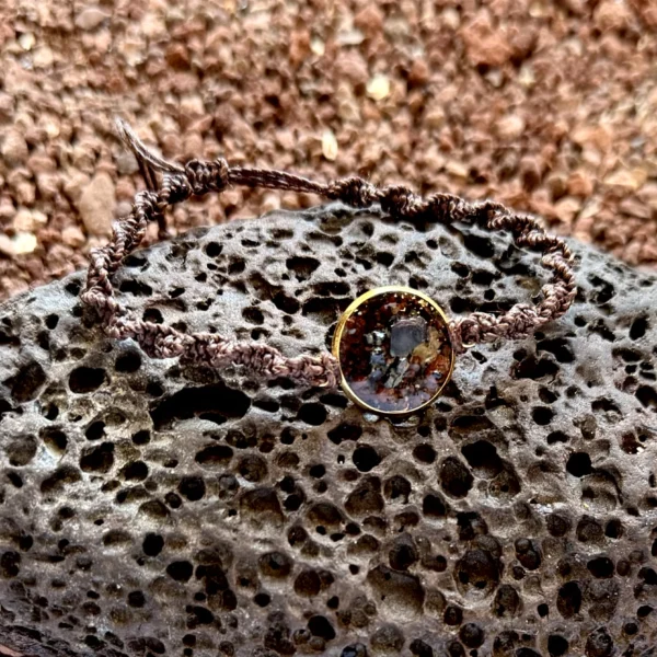 Pulsera artesanal con feldespato volcánico en acero inoxidable dorado de la Colección Feldespato Volcánico inspirada en Tenerife
