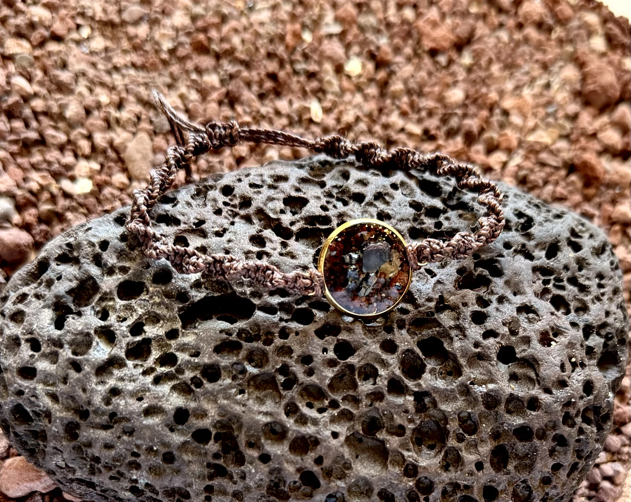 Pulsera artesanal con feldespato volcánico en acero inoxidable dorado de la Colección Feldespato Volcánico inspirada en Tenerife