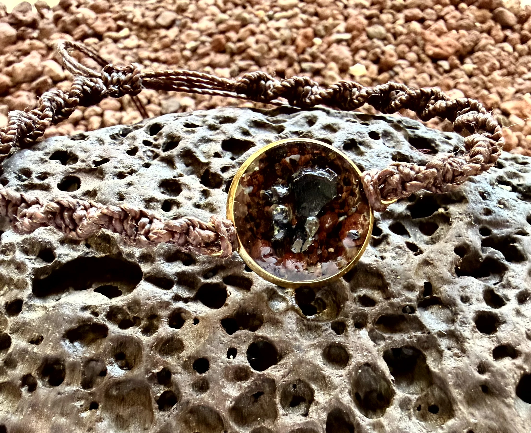 Pulsera artesanal con feldespato volcánico en acero inoxidable dorado de la Colección Feldespato Volcánico inspirada en Tenerife