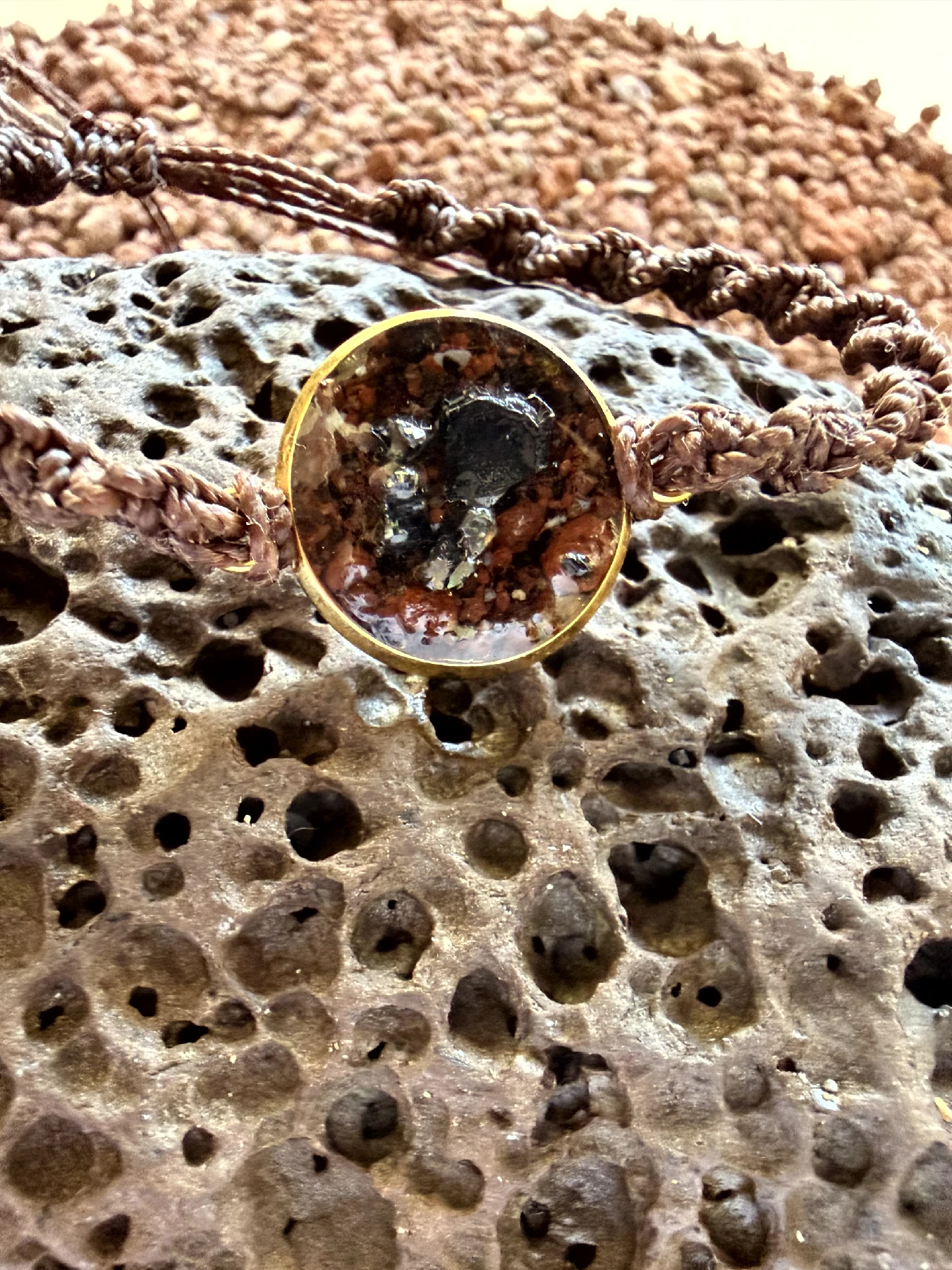 Pulsera artesanal con feldespato volcánico en acero inoxidable dorado de la Colección Feldespato Volcánico inspirada en Tenerife