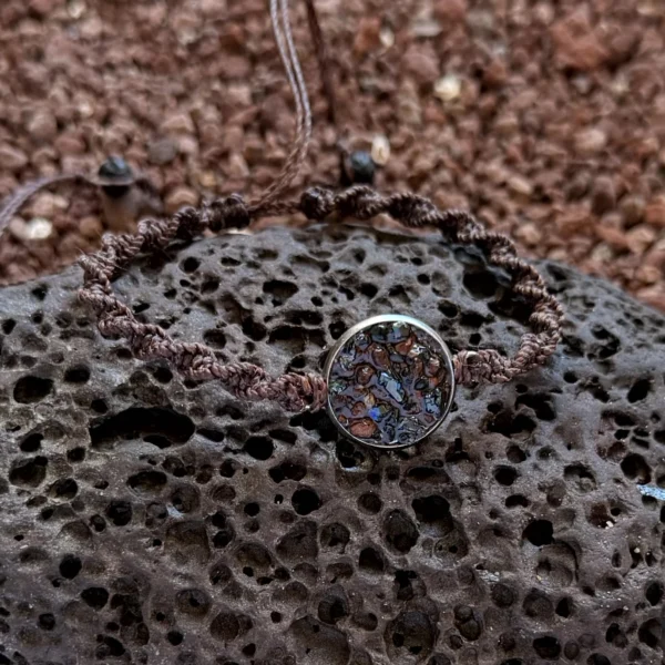 Pulsera artesanal con feldespato volcánico en acero inoxidable plateado de la Colección Feldespato Volcánico inspirada en Tenerife